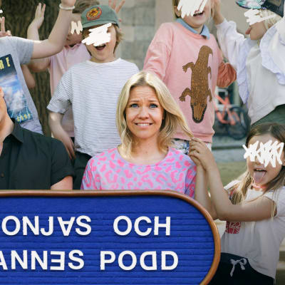 Sonja och Janne poserar på ett klassfoto tillsammans med busiga anonyma barn, som frar Sonja i håret och river Janne i örat. De håller i en stor skylt med texten "Sonjas och Jannes podd" där endel bokstäver är lite felvända.