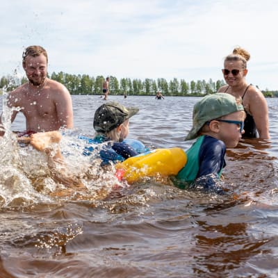 Ennätyslämpimät vedet ilahduttavat uimareita: Smedsin perhe nautti vesileikeistä Kemin Mansikkanokalla