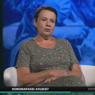 STM:n kansliapäällikkö Kirsi Varhila A-studiossa.