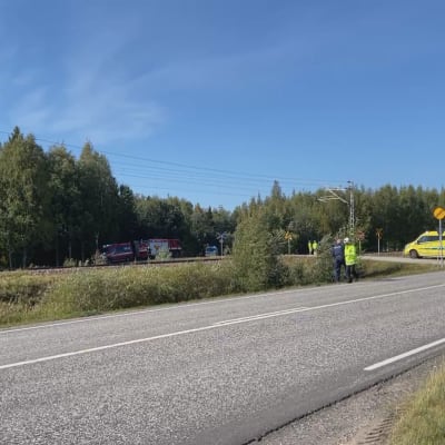 Ambulanssi tasoristeysonnettomuuspaikalla