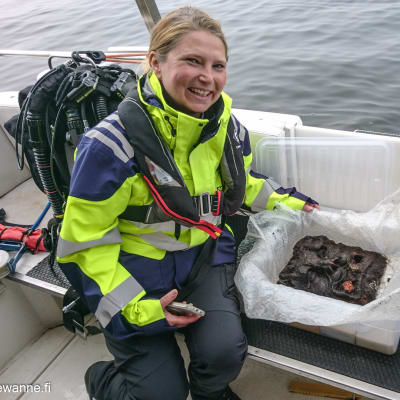 Meriarkeologi Minna Koivikko koki ikimuistoisen hetken, kun Badewannen sukeltajat nostivat leijonanpään pintaan.