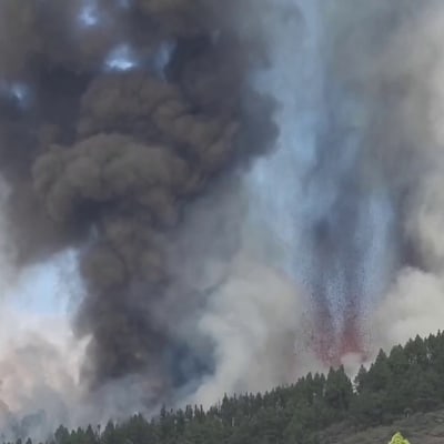 La Palman tulivuori syöksee laavaa