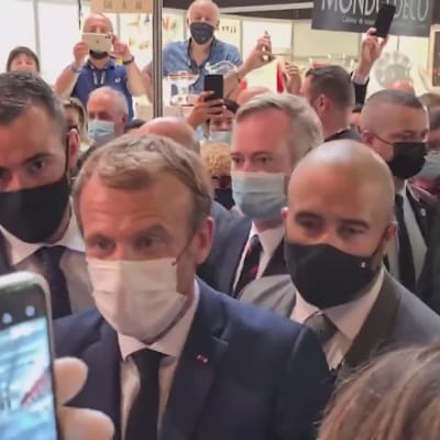 Ranskan presidenttiä heitettiin kananmunalla