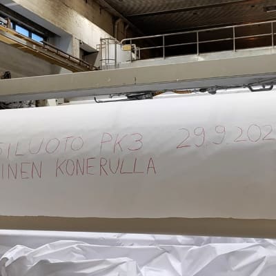 Paperirulla Stora Enso Veitsiluodon tehtailla, rullassa teksti "Veitsiluoto PK 3 29.9. 2021 viimeinen konerulla".