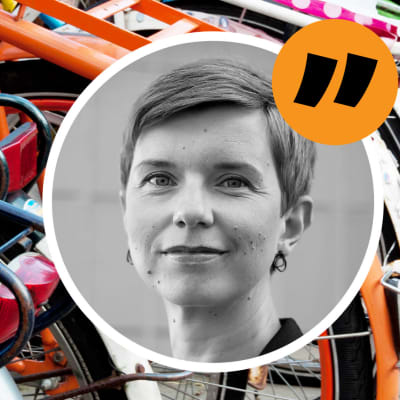 En närbild på cyklar i olika färger parkerade tätt intill varandra. Ovanpå en bild på redaktör Linda Söderlund och ett citattecken.