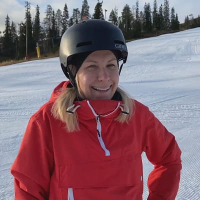Nina Mandelin lasketteli Rukalla kaudenavauksessa 8.10.2021.