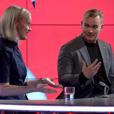 Riikka Purra kysyy Atte Harjanteelta maahanmuuton kustannuksista: "Missä on raja?"