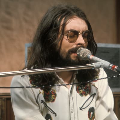 Jim Pembroke laulaa ja soittaa kosketinsoitinta vuonna 1974.