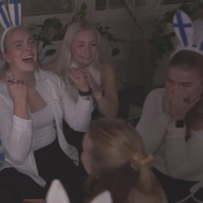 Suomi voitti kolmannen kerrran peräkkäin cheerleadingin maailmanmestaruuden! Katso joukkueen riemuisa reaktio