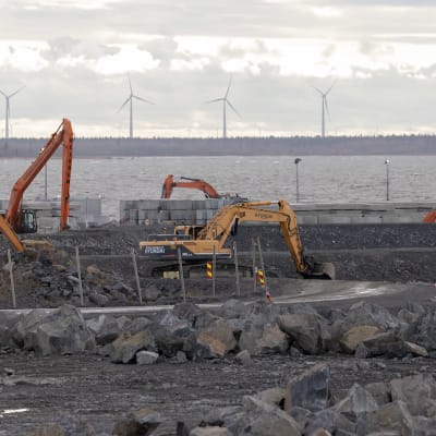 Kaivinkoneet kaivavat louhikkoa Pyhäjoen ydinvoimalatyömaalla.