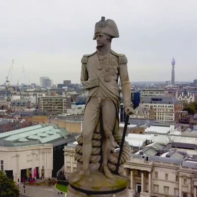 Orjuutta puolustaneen lordi Horatio Nelsonin patsas hallitsee näkymää Lontoon Trafalgar Squarella.