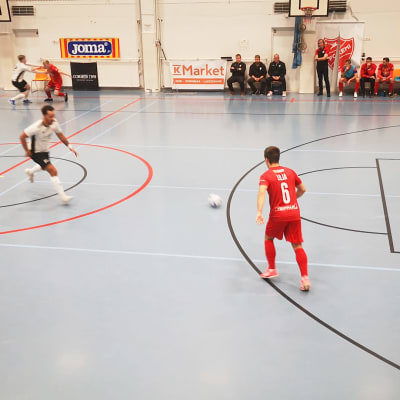 FC Kemin Vesa Lilja hyökkäämässä.