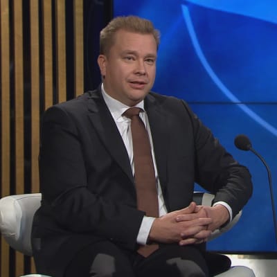 Puolustusministeri Antti Kaikkonen A-Talkissa.
