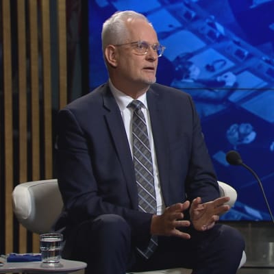 Europarlamentaariko Petri Sarvamaa (kok.) A-Talkissa.