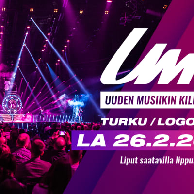 Yleisö katsoo UMK:ta, kuvassa on myös tekstinä UMK-logo ja UMK22-tapahtuman päivämäärä 26.2.2022.