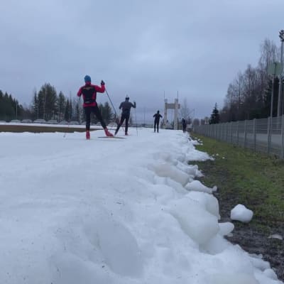 Ensilumenlatu houkutteli innokkaimmat hiihtäjät Kuopion Puijolle