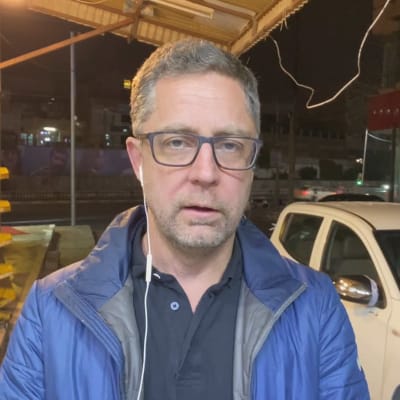 Toimittaja Antti Kuronen A-studiossa.