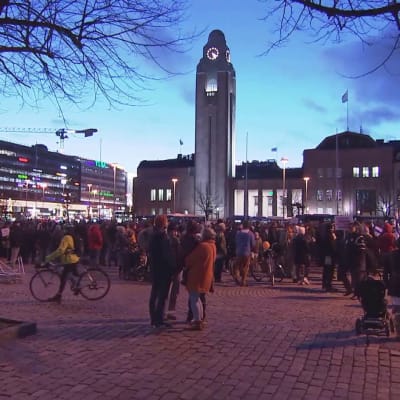 Helsingin keskustaan kerääntyi 1500 koronatoimia vastustavaa mielenosoittajaa