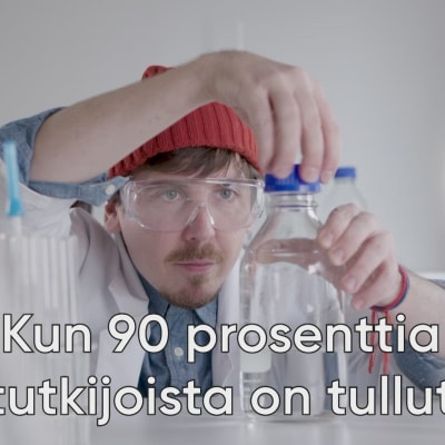 Toimittaja Tuukka Pasanen on laboratoriossa.