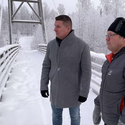Koskisydän-yhtiön toimitusjohtaja Petri Tukiainen (vas.) ja Lohimaan yrittäjä Aki Sirén luovat katsauksen Äyskosken rannoille.