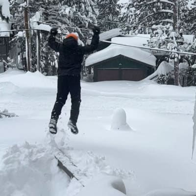 Poika hyppäsi lumihankeen Kaliforniassa