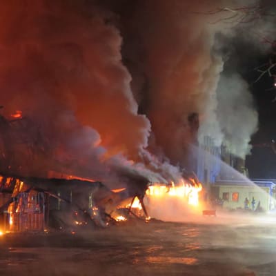 Tulipalo on tuhonnut hallirakennuksen Akaassa - katso, minkälaista tuhoa palo sai aikaan