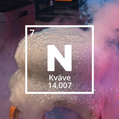 Bokstaven N, den kemiska förkortningen för kväve. I bakgrunden en bild av ett kemiskt experiment.  