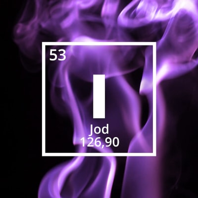 Den kemiska förkortningen för Jod är I. I bakgrunden violettfärgad rök mot en svart bakgrund.