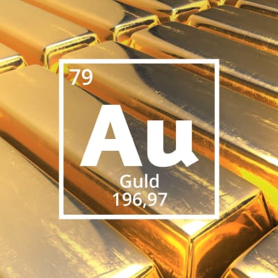 Guld hör till ädelmetallerna, har atomnummer 79 och den kemiska beteckningen Au. Guldtackor i bakgrunden.