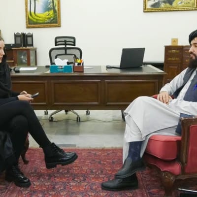 Maija Liuhto haastattelee Talibanin ulkoministeriön tiedottajaa naisten oikeuksista Kabulissa, Afganistanissa tammikuussa 2022.