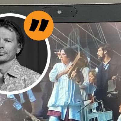 Tomas Jansson mot bakgrund av datorskärm på vilken en teaterföreställning streamas. 