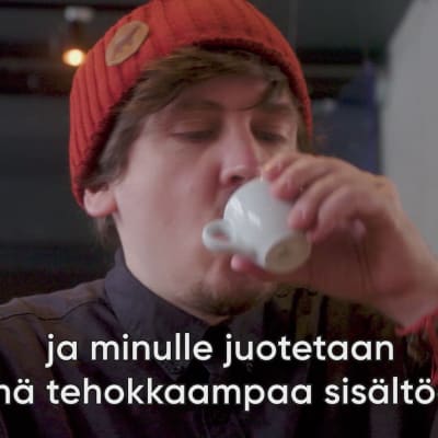 Toimittaja Tuukka Pasanen juo espressoa kiihtyneessä tilassa.