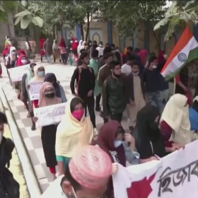 Intiassa protestoidaan hijab-kieltoa vastaan
