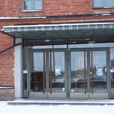 Ingången till Åbo Akademi. Två stora dörrar med texten Åbo Akademi Vasa ovanpå.