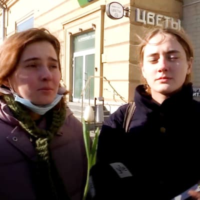 Moskovalaiset Sherja ja Frosja vastustavat sotaa ja jakavat ihmisille kukkia kadulla