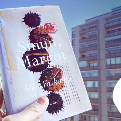 Meri Valkaman Sinun, Margot -romaani jonkun kädessä. Taustalla näkyy betonisia taloja ja alakulmassa on grafiikkaa, jossa lukee Lukupiiri Tulusto & Kylmälä.