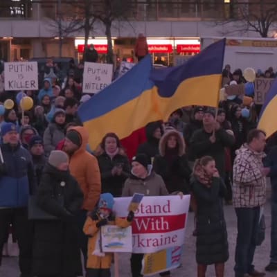 Sadat osoittivat mieltään Ukrainan puolesta Vaasan torilla - ukrainalaiset Ilya ja Anna pelkäävät läheistensä puolesta