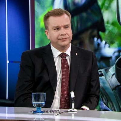 Försvarsminister Antti Kaikkonen i tv- studio. 