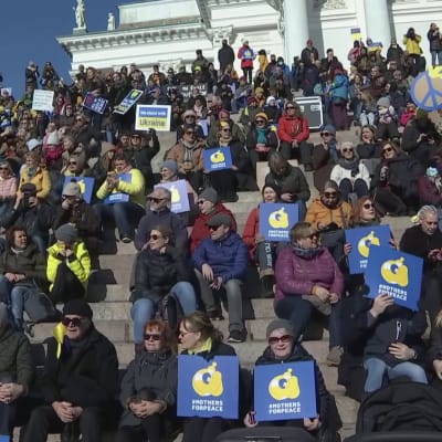 Mothers for peace -tukimielenosoitus keräsi väkeä ja artisteja Senaatintorille