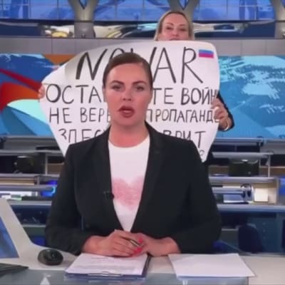 Venäläinen toimittaja Marina Ovsjannikova protestoi TV:ssä