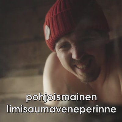 Toimittaja Tuukka Pasanen saunoo pipo päässä.