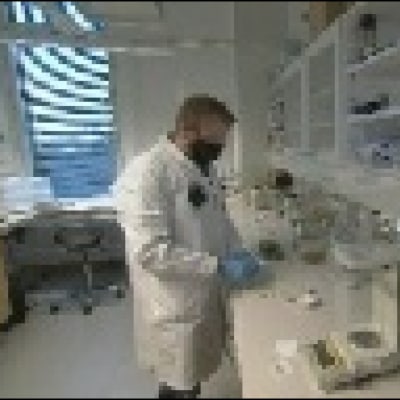 Turun yliopiston kemian laboratoriossa valmistetaan hackmaniittia 