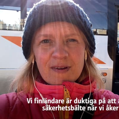 Kvinna pratar.