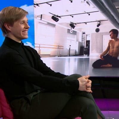 Tanssija Atte Kilpinen Puoli seitsemän -ohjelman studion sohvalla. 