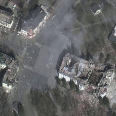 Satelliittikuvat näyttävät Mariupolin tuhot ennen ja jälkeen pommitusten