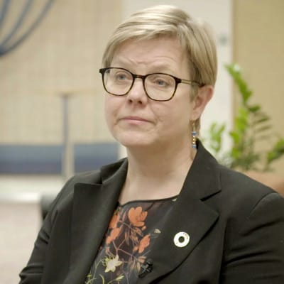 Inrikesminister Krista Mikkonen tittar framåt.