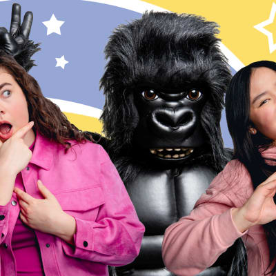 Galaxin Gorilla ja juontajat Viivi sekä Ada poseeraavat.