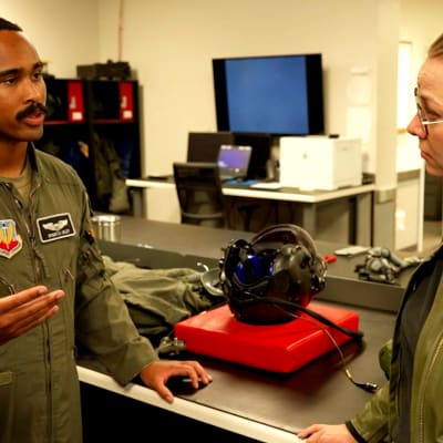 Ylen kirjeenvaihtaja Iida Tikka tutustui F-35-hävittäjiin Hillin lentotukikohdassa Utahissa Yhdysvalloissa. 