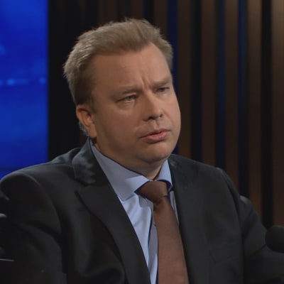 Puolustusministeri Antti Kaikkonen A-studiossa.
