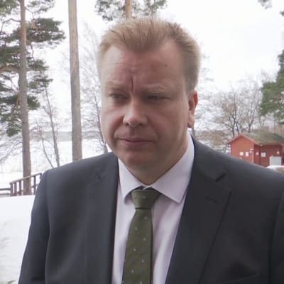 Puolustusministeri Antti Kaikkosen (kesk.) mukaan Suomella ja Ruotsilla ei ole puolustusliittoa valmistelussa